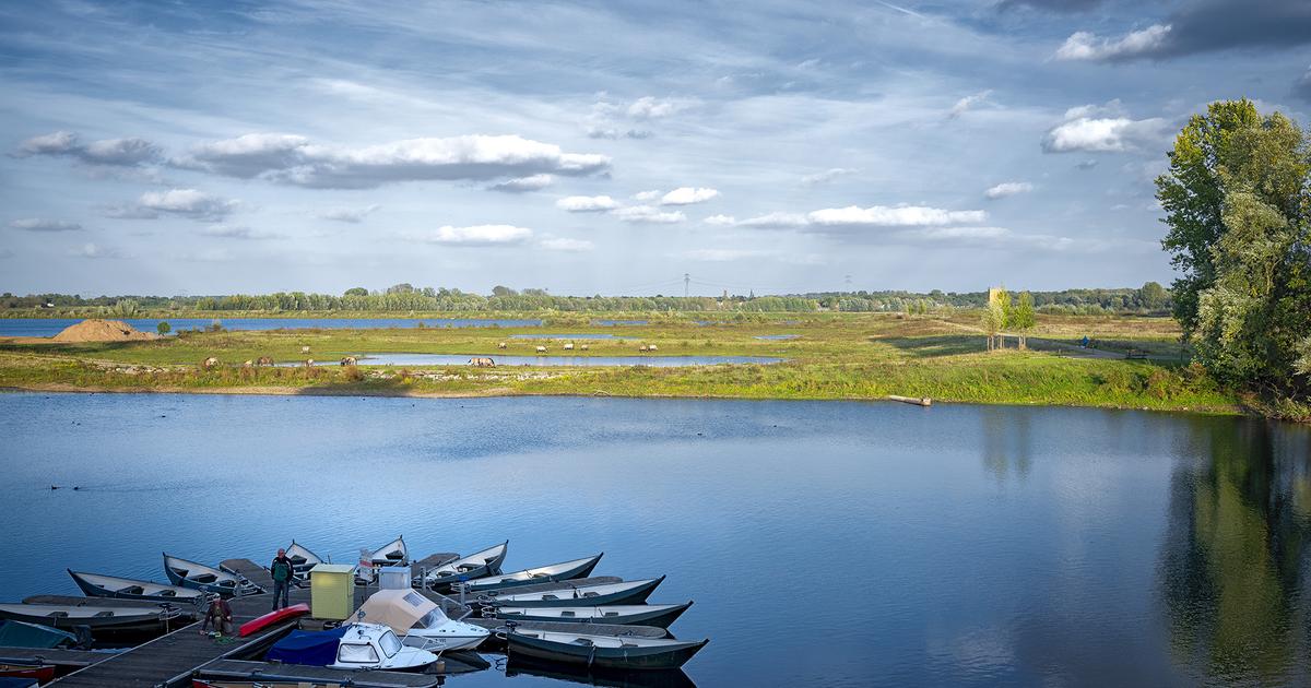 FIETSEN LANGS DE MAAS